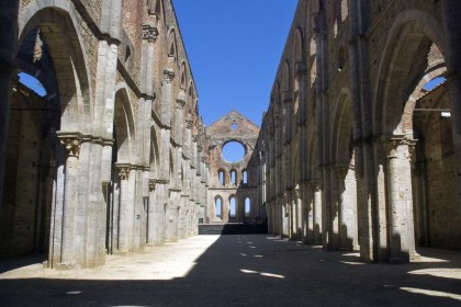 L’ABBAZIA DI SAN GALGANO E L’EREMO DI MONTESIEPI CON LA SPADA NELLA ROCCIA