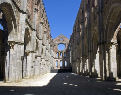 L’ABBAZIA DI SAN GALGANO E L’EREMO DI MONTESIEPI CON LA SPADA NELLA ROCCIA