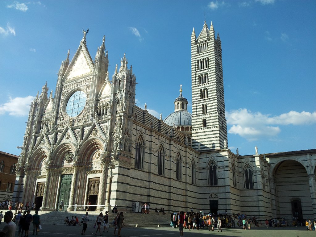 SIENA, IN THE SHADE OF THE TORRE DEL MANGIA, CLASSIC ITINERARY